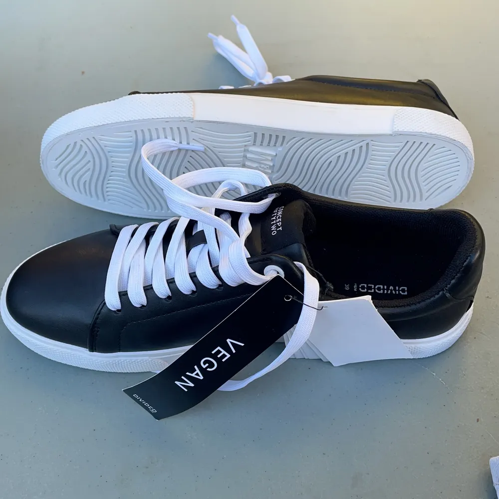 Helt nya, aldrig använda veganska sneakers. Strl 39. Skor.