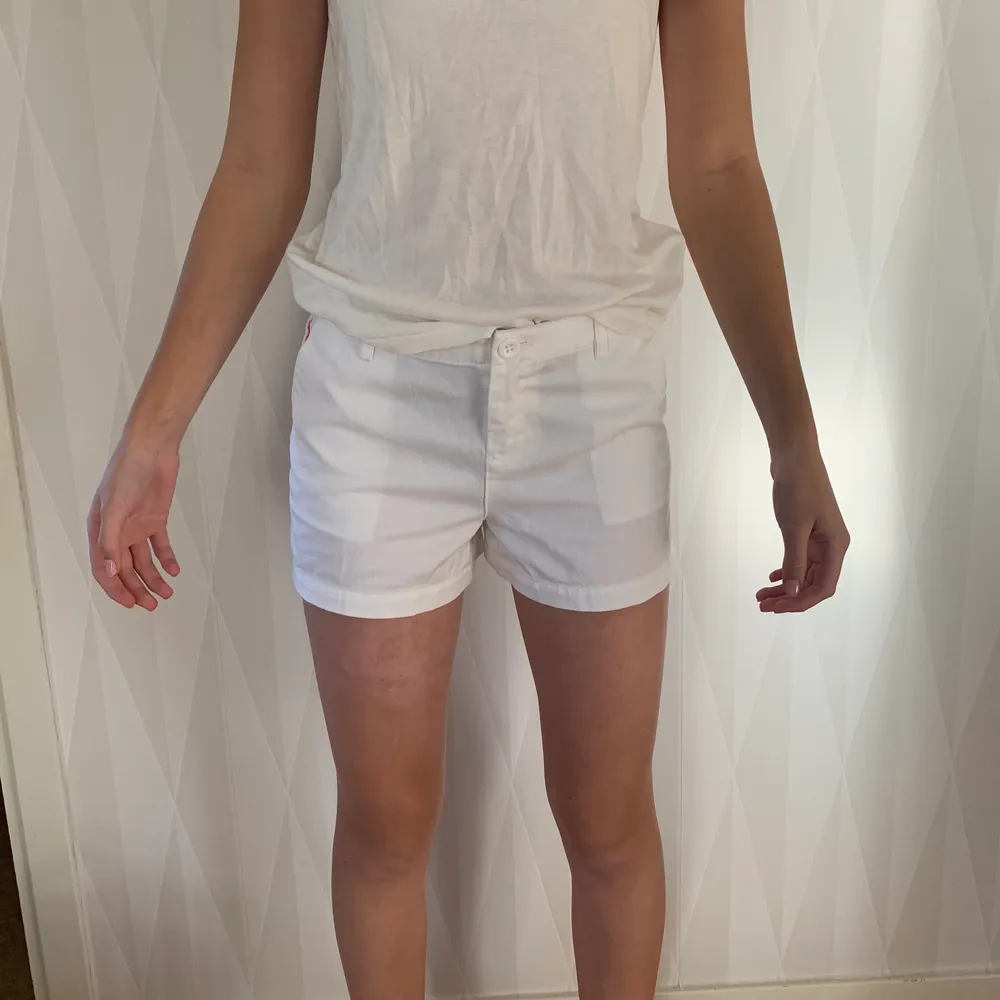 Vita shorts i 100% bomull från Ralph Lauren. Köpta i USA för 3 år sen men endast använda 1 gång. Fint skick utan tecken på användning, passar storlek xxs-xs🥰. Shorts.