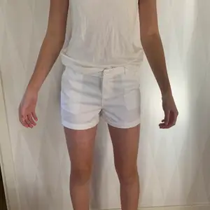 Vita shorts i 100% bomull från Ralph Lauren. Köpta i USA för 3 år sen men endast använda 1 gång. Fint skick utan tecken på användning, passar storlek xxs-xs🥰