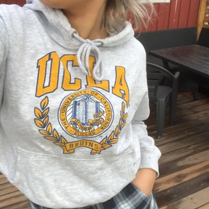 UCLA tröja  - Säljer den här för att den knappt kommer till användning av mig. Dehär är en jätte fin tröja! Skriv för intresse ❤️