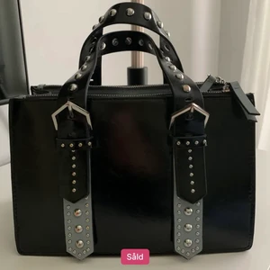 Väska - (Lånad bild) jättefin väska som tyvärr inte kommer till användning. Fyra fack och man kan sätta fast ett band på sidorna 