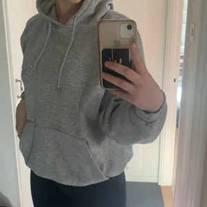 Competition Authentic sportswear hoodie - Grymt go grå hoodie dock med en lite för liten luva, säljer pågrund av att ja ej använder den längre. ‼️Frakten är inräknad i priset‼️