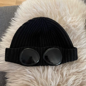 CP Company - Säljer en CP Company mössa, äkta såklart! Krympte i tvätten. Passar mindre huvuden.