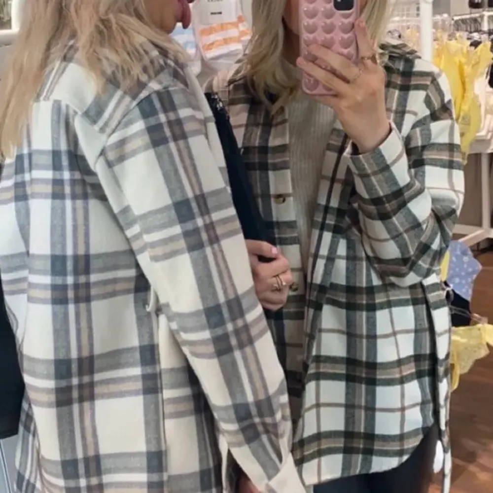 !LÅNADE BILDER! Såååå fin jacka som jag tyvärr inte får användning av längre, jättefint skick!💕 Frakt 66kr🤩. Jackor.