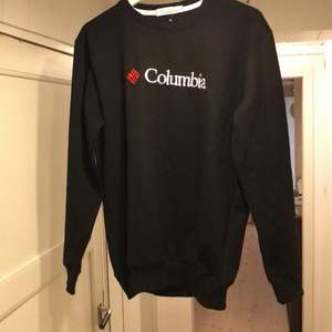 En Columbia sweatshirt. Det står size XL men det passar mer som en medium.