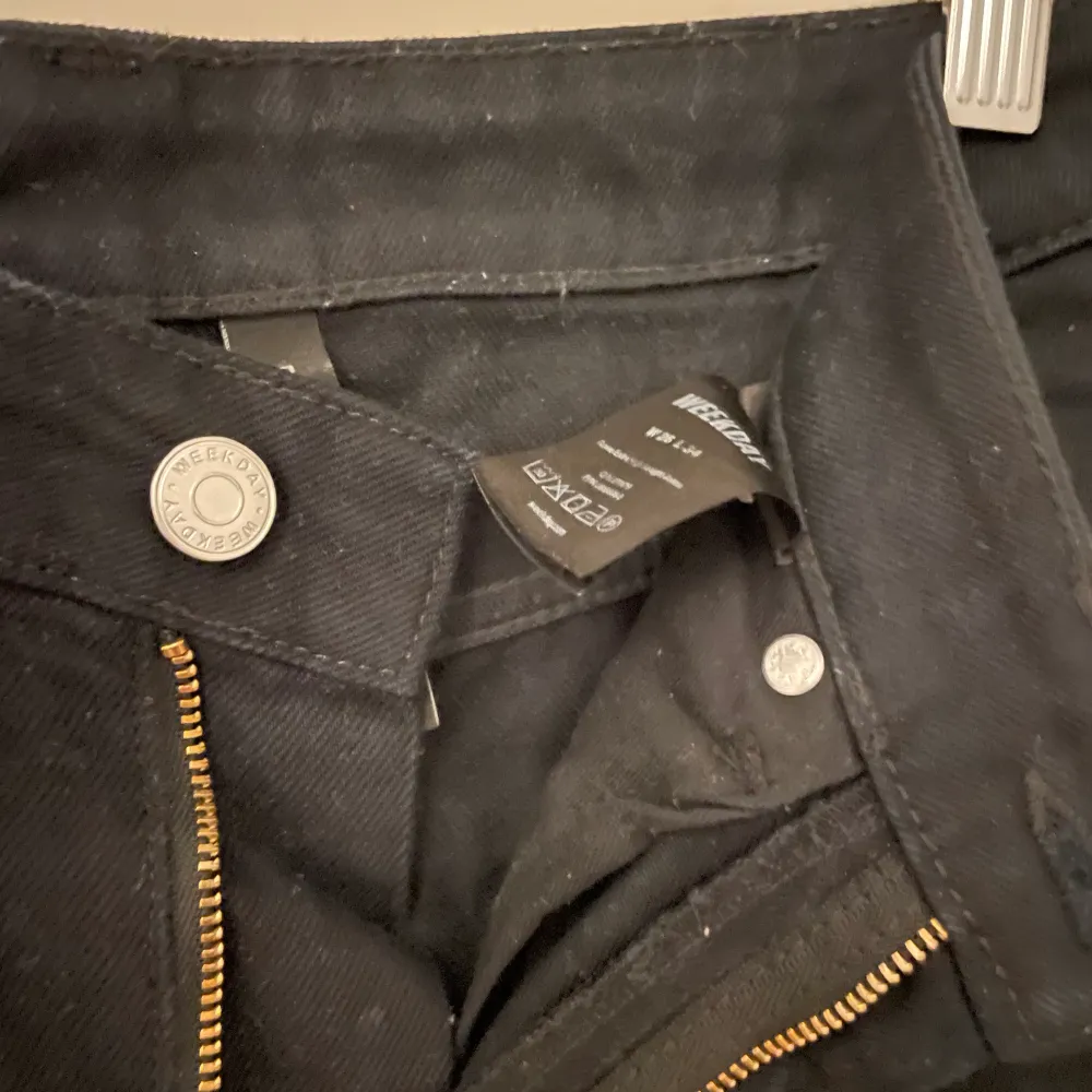 Svarta raka jeans som tyvärr är försmå för mig🖤 kommer från weekday och är i storlek w26 L34. Jeans & Byxor.