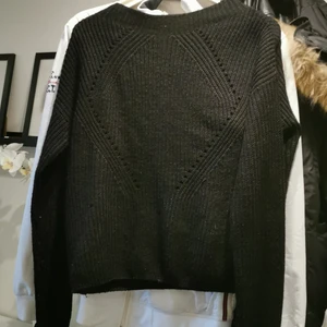 Stickad tröja  - Jättefin svart stickad tröja, vet inte vart den kommer ifrån. På bild 1 ser ni framsida o 2 baksida. Säljer då den är fööör liten för mig. Strl xs-s. Den är lite nopprig här och där men inget man tänker på, köpare står för frakt. 