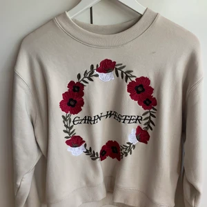 CARIN WESTER - BUDA GENOM ATT SKICKA TILL MIG ETT PRIS DU KAN TÄNKA DIG. Odinarie pris 1000 kr.                Carin Wester tröja i storlek xs, från Carin Wester. Aldrig andvänt tröjan där med att den inte har kommit till andväning hos mig. Ny pris ca 1000 kr. Kontakta vid eventuella frågor ☺️