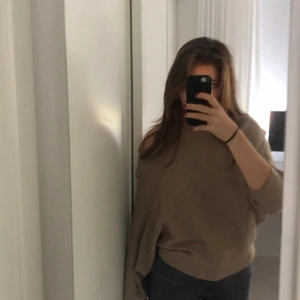 Stickad zara tröja🥰 - Lite oversized tjocktröja från zara! Eftersom att den är lite större så ramlar den ner snyggt på axeln😁
