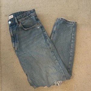 Jeans - Mom jeans från Zara med hål! 🌸