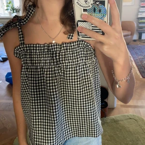 Så söt topp - Säljer denna populära och slutsålda toppen ifrån hm!! Toppen är i toppskick då den enbart blivit använd en gång!!❤️ bandet kan man knyta så som man vill så skulle nog passa storlekar upp till M