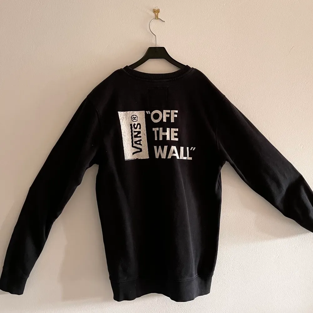 säljer denna sweatshirt från vans i storlek small💕 trycket flagnar lite🦓💓 skriv för mer bilder/info, köparen står för frakt. Tröjor & Koftor.