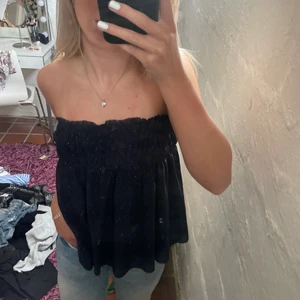 Glittrig kjol/topp - Skit snygg mörkblå glittrig kjol från Zara barn men som även funkar som topp💞 använd en gång, frakt ligger på 66kr