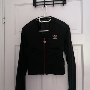 Adidas kofta, kort i midjan  - Adidas kofta som är kort i midjan, dragkedjan är en krona. Bra skick. Storkek 36, går att skickas. 