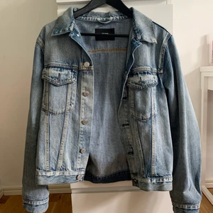 Jeansjacka  - Säljer min jeansjacka från bikbok i storlek M, knappt använd. Säljer den för 100kr, köparen står för frakt. 