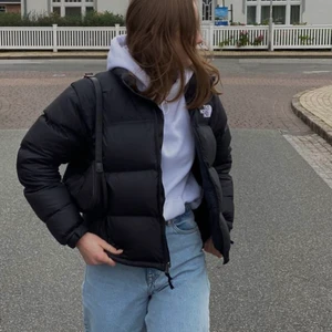 North face jacka - LÄGGER UT IGEN PGA RÅKADE AVSLUTA!! jag säljer nu min älskade north face jacka, den är i XL i barnstorlek men sitter och ser precis ut som en S/M i Damstorleken💕 högst bud är fortfarande Saga johansson med 1070, köpare betalar frakt💕 köp direkt: 2000