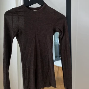 Go tröja i merino ull från Arket - En riktigt go tröja att ha året om i Merino ull🐻. Köpte på Arket förra hösten för 500kr, dessvärre kommer den inte till användning. Har haft den på mig max 3 gånger🧡 så snyggt att ha en kavaj/skinnjacka över eller bara ha den som den är med ett par brallor/kjol till🤓