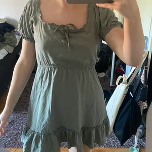 Klänning - Säljer denna  favoriten. Så fin att ha nu till hösten och våren med nått stickat. 