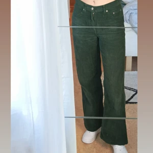  Dr Denim Manchesterbyxor xs/s - Supersköna och snygga Dr Denim i mörkgrön manchester. Använda ett par gånger. Strl 26 W, 30 L. Passar mig som är storlek xs/s