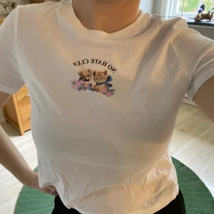 vit t-shirt - En vit t-shirt från H&M med tryck. Ställ gärna frågor i chatten☺️