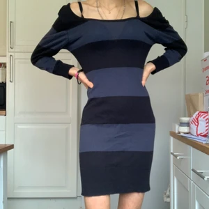 Randig klänning - Offsholder klänning i bra skick, billig frakt🥰