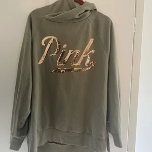 Victoria secret Pink hoodie - Fin hoodie från victoria secret Pink. Använd 1 gång men kommer tyvärr aldrig till användning. Storlek M men passar S-L beroende på hur du vill att den sitter. Köparen står för frakt, kom priv för fler bilder<3 pris kan diskuteras