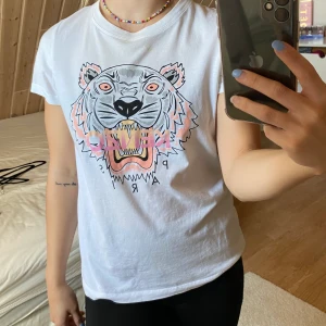 Kenzo T-shirt  - Vit kenzo T-shirt med rosa tryck i fint skick, storlek S. Hör av er vid frågor💞