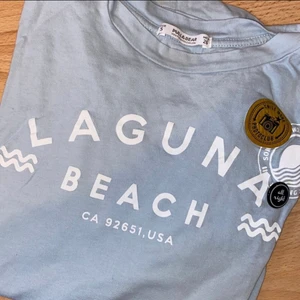 Bull&Bear t-shirt  - Mysig t-shirt från pull&bear som köptes i Italien för två år sedan 🇮🇹✨ passar perfekt nu till sensommaren 🌞🌾   Inte använt den på 1 år 🥰  Har storlek M annars men den passar mig fint. 