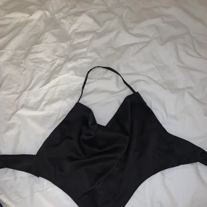 Snygg ny satin topp - Säljer denna nya snygga satin topp. Helt ny, oanvänd. Storlek S. Man knyter snöret där bak alltså öppen rygg. Fråga om de något ni undrar över💕💘
