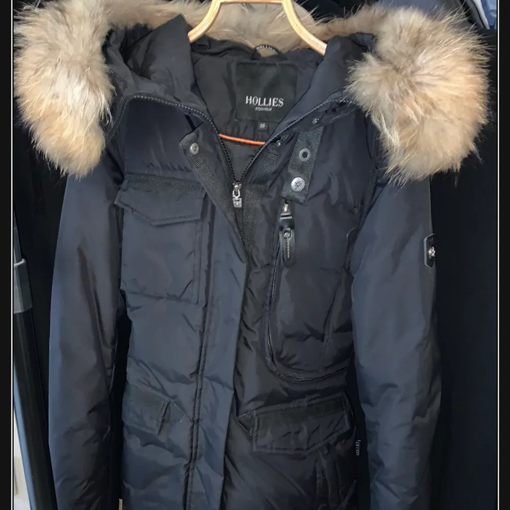 ÄKTA Hollies jacka i storlek 36/S. Jackan är relativt ny och är i gott skick. Jackan är dessutom otroligt varm och är perfekt i vinter! Superfin🥰 Ordinare pris: 4.498kr. Jackor.