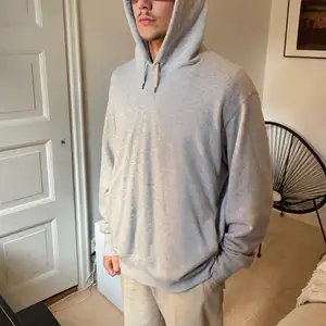 Stor, skön, clean, grå hoodie. 