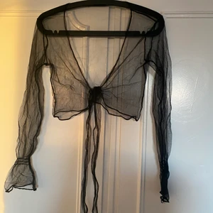 Kort meshtopp - En cool och unik mesh magtröja/topp! Snygg över någon bh,topp eller klänning. Oklar storlek men passar xs-m typ man kan knyta den hårt eller inte så storleken varierar lite.