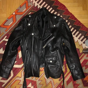 Skinnjacka - Skinnjacka från EMP. Kostar 1700kr i nypris så sätter den på 700kr, kan gå ner om den inte blir såld. Prislappen säger S men tycker att den är mer som en M. Möts helst upp i Stockholm men kan frakta också.