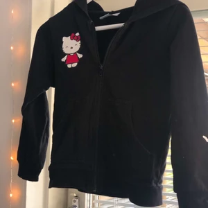 hello kitty tröja  - hello kitty zip up ❤️ det står hello kitty på ärmen. skriv för fler bilder eller frågor (barnstorlek)