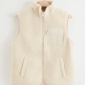 Väst från Lindex strl m - Säljer denna snygga teddyväst från Lindex i strl M!💕💕först till kvarn 🥰