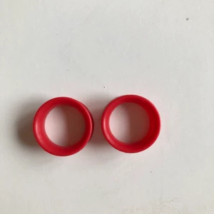 🌹RÖDA SILIKON TÖJNINGAR 🌹 - Röda silikon töjningar, knappt använda. Väldigt mjuka! Rekommenderas inte att använda på icke läkta töjningar!