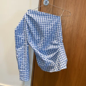 Zara Rutig skjorta - En riktigt snygg rutig skjorta från Zara.  Budet på skjortan börjar på 150kr utan frakt❤️