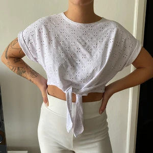 Vit T-shirt med knytdetalt strl 36/38 - Vit t-shirt med knyte från BooHoo, aldrig använd