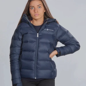 Sali racing jacka svart - Säljer min sail racing jacka i storlek 170 men skulle säga att den passar s och m💗. Som på bilden men svart. Jackan är använd några gånger men ser ut å vara i helt nyskick. Den är helt slutsåld på kidsbrandstore i storleken och jag köpte den för 2500kr✨✨