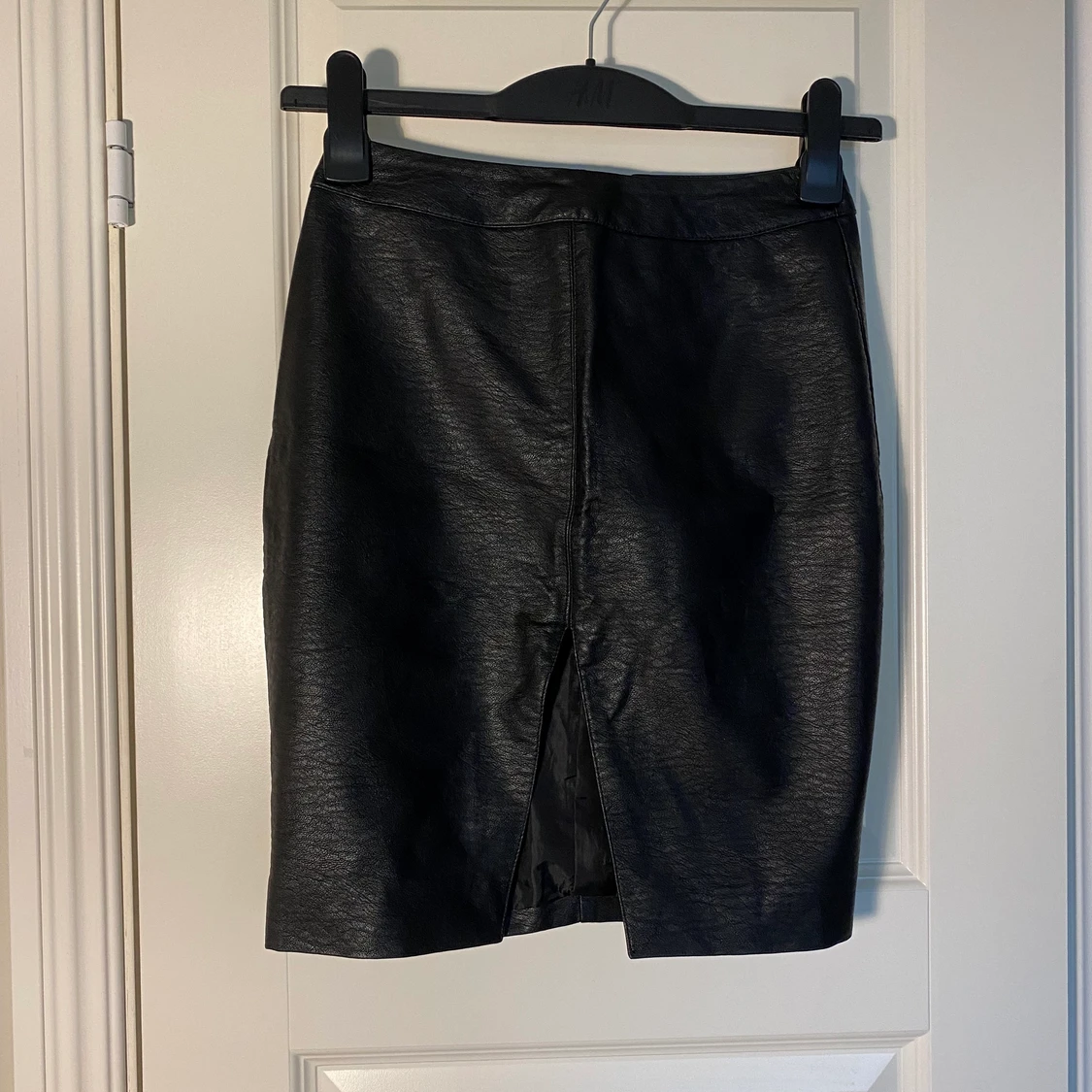 Svart kjol i skinnimitation 