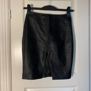 Svart kjol i skinnimitation  - Svart kjol i skinnimitation från hm. Storlek 34