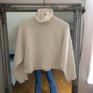 Stickad tröja - Säljer denna supersköna tröjan ifrån mango! Använd en gång! Perfekt nu till hösten🌟🌟 