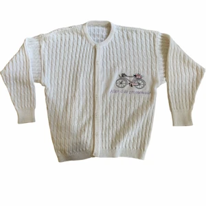 Vintage cardigan - Så gullig vintage kofta med cykel broderi på. Storlek S-M beroende på önskad fit. Modell bär oftast XS och är 174cm lång. Skriv om funderingar 🦋