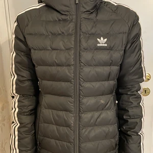 Adidas dunjacka - Jackan säljs för den ej kommer till användning, den är i god skick, använd minst 10 gånger. Vid ytterligare frågor är du välkommen att kontakta mig.