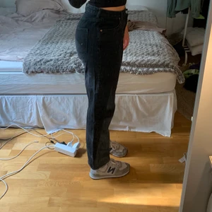 Monki svarta jeans i strl 30 - Fina svarta jeans från monki köpta för ca 3 år sen. I otroligt bra skick och har inte använts mycket. I storlek 30 och högmidjade. Köparen står för frakt💫