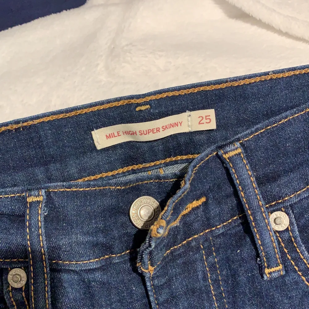 blåa helt oanvända ( endast testade ) Levis jeans i storlek 25 och längd 30! Super sköna och stretchiga i midjan. Säljes för 350 med inkluderad frakt!. Jeans & Byxor.