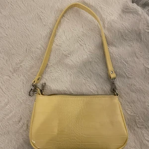 Gul väska  - En fin väska i bra skick, använd fåtal gånger.