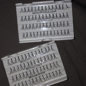 Singel fransar  - Säljer dessa oanvända 2 pack singel fransar, endast öppnade för lådorna tpg sån plats😅 en för 40 eller båda för 60☺️