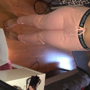 Björn borg mjukisbyxor - Björn borg mjukis byxor i en jätte fin rosa färg💗 Andvänts fåtal gånger. Storlek 42 men den går att töja ut mer men även dra åt med snöret i midjan. Fickor finns. Ordinarie pris 299. 