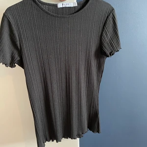 T-shirt  - Svart ribbad T-shirt från Nakd i storlek S. Nästan aldrig använd. 